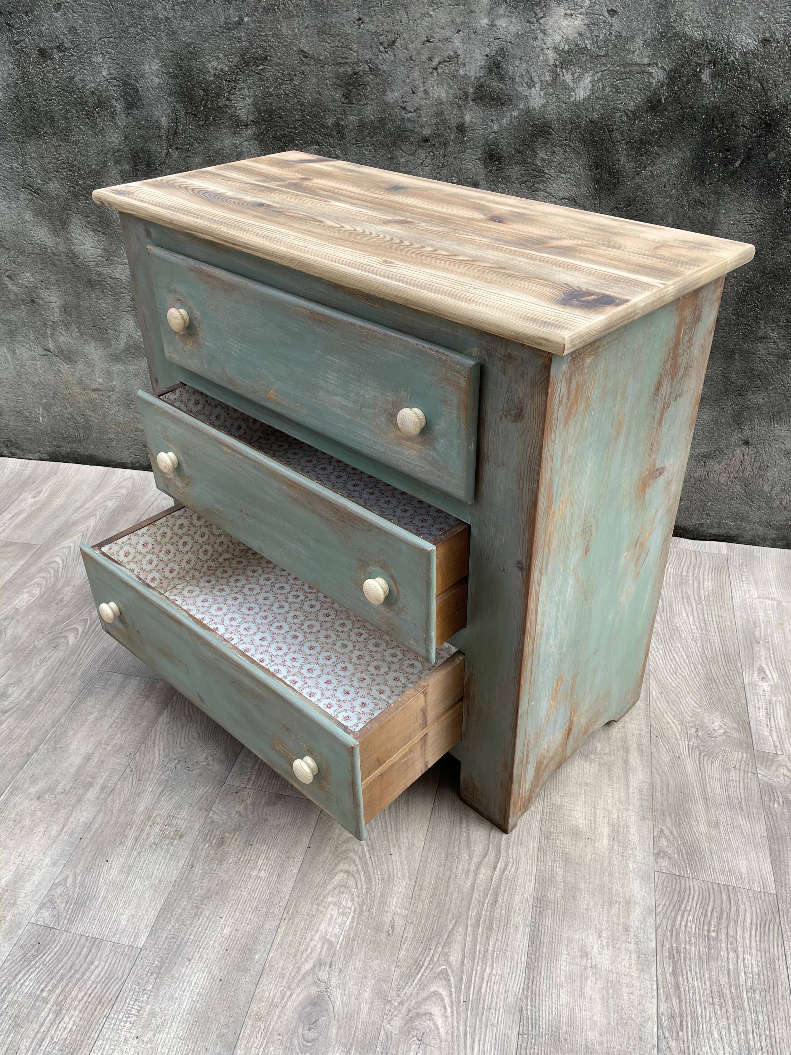 Commode en bois patinée