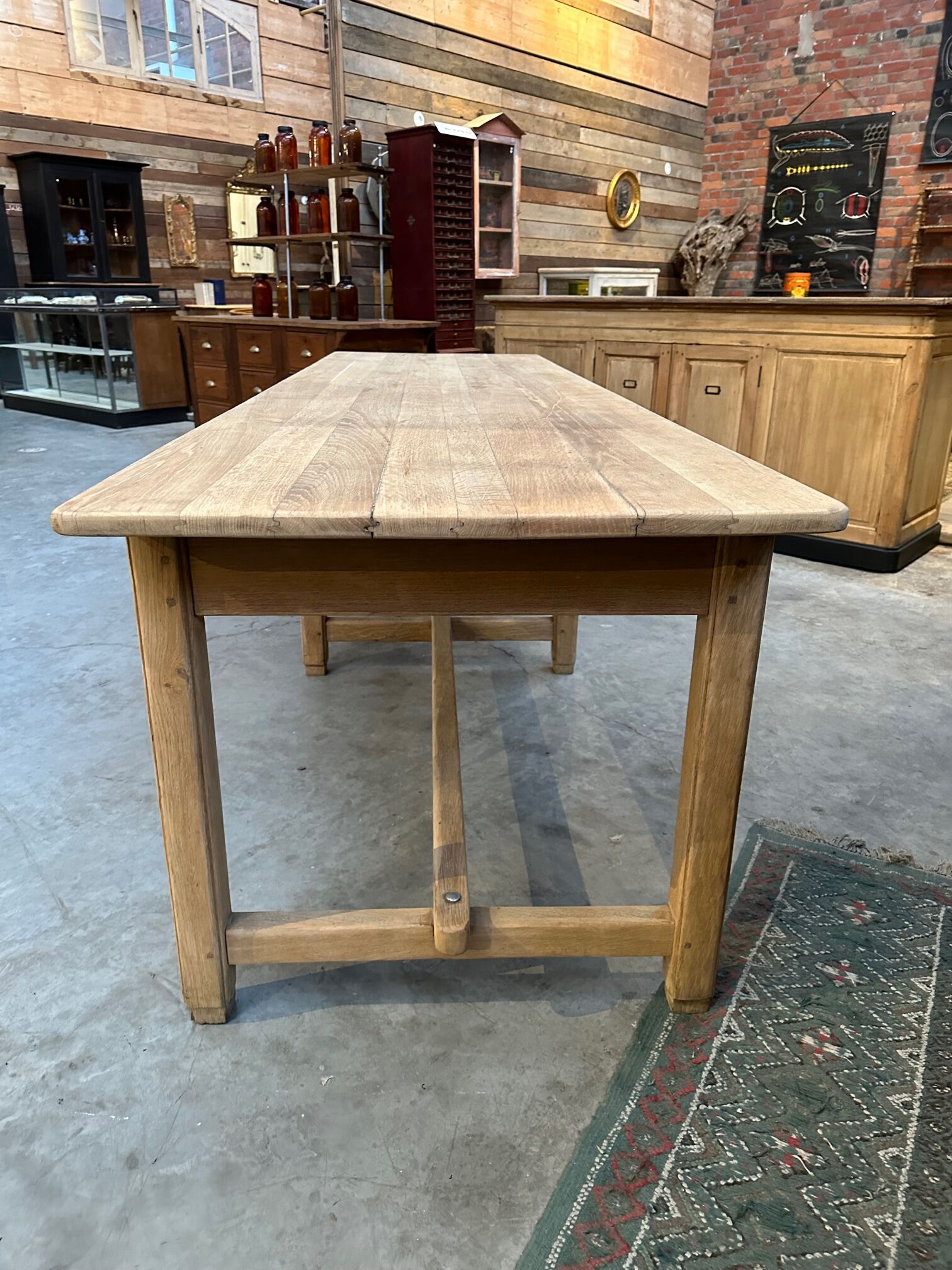 Oak farmhouse table and its 2 benches