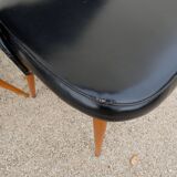 2 chaises en skaï noir pieds compas Louis Paolozzi