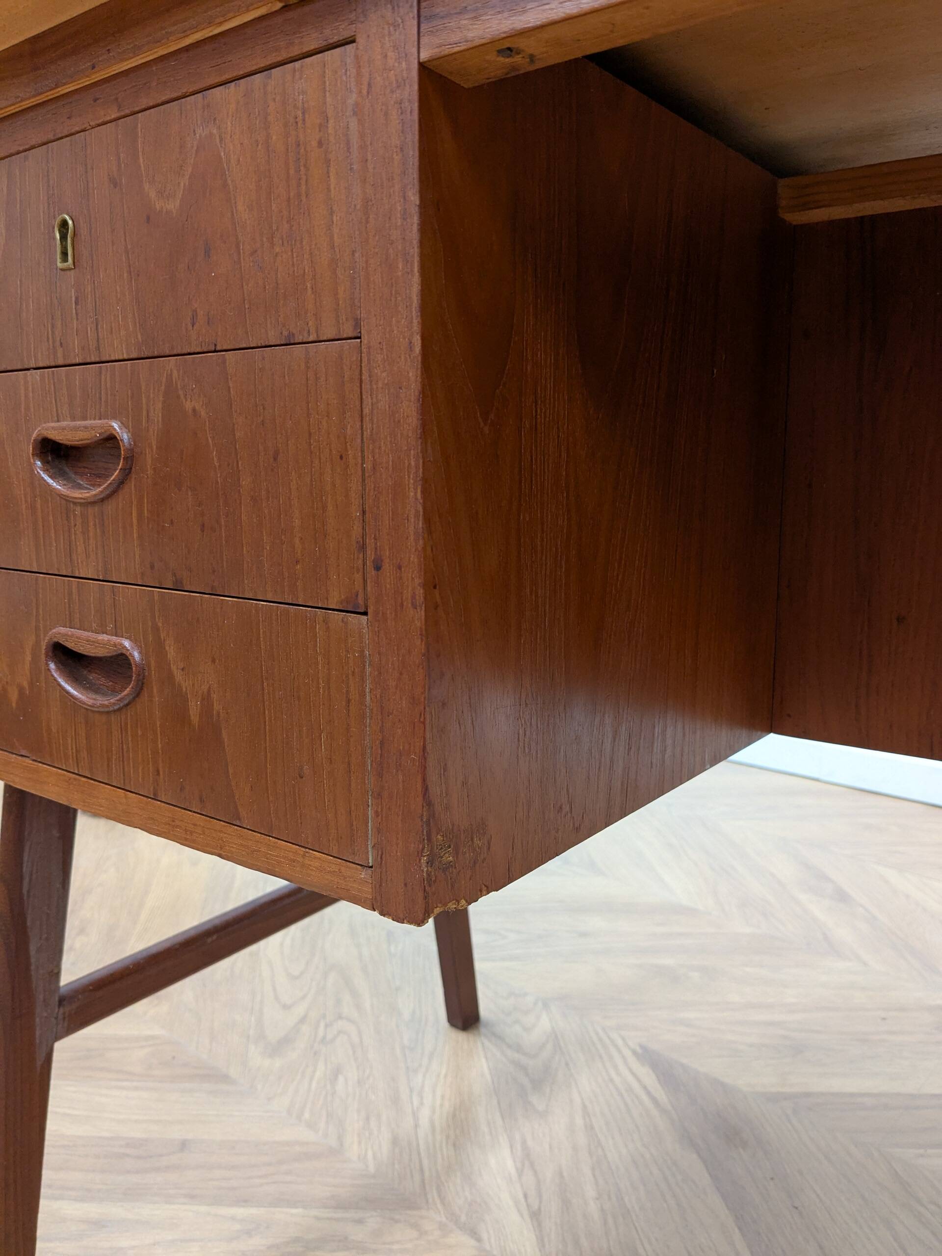 Designer double-sided desk