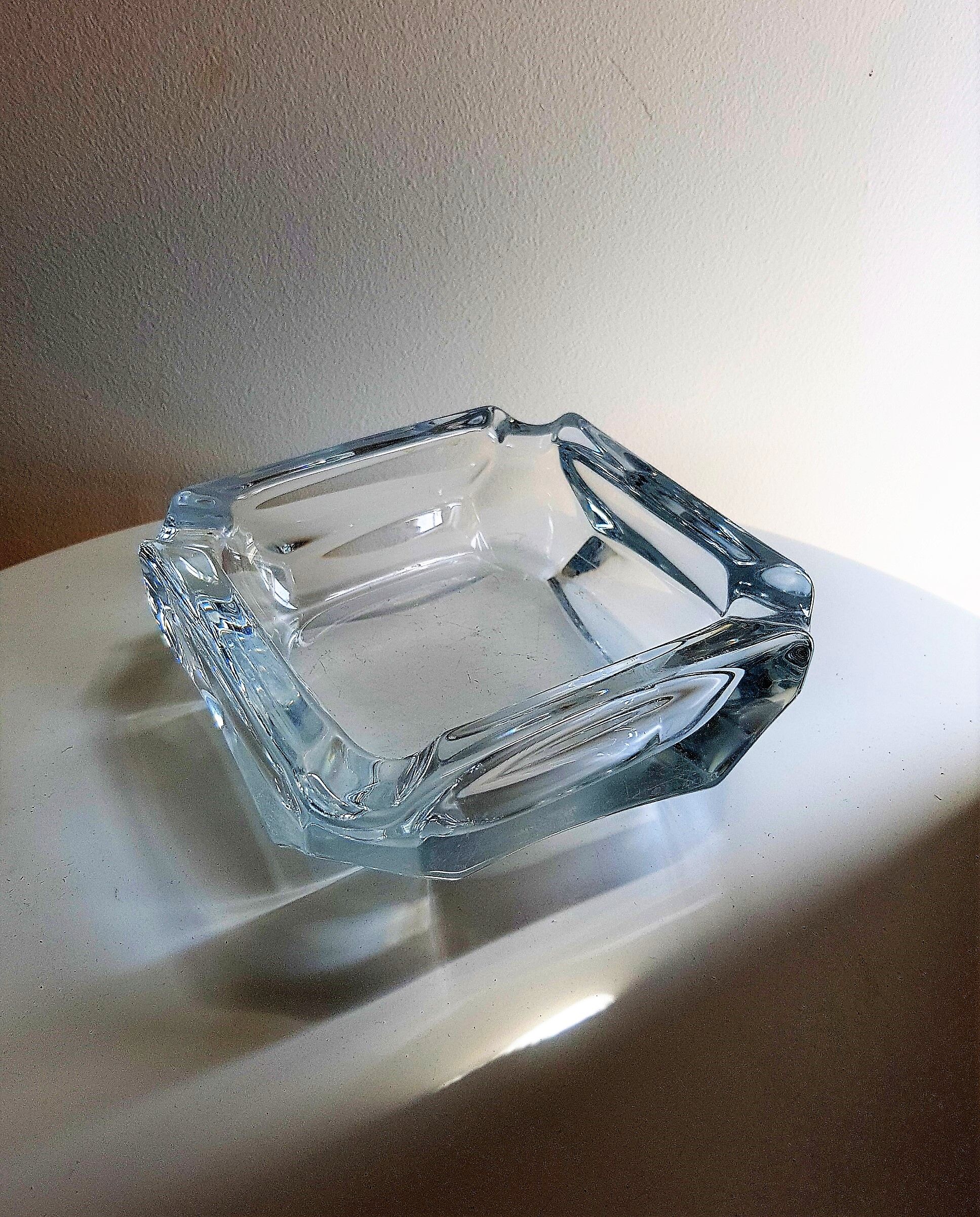 Cendrier en verre de forme carrée