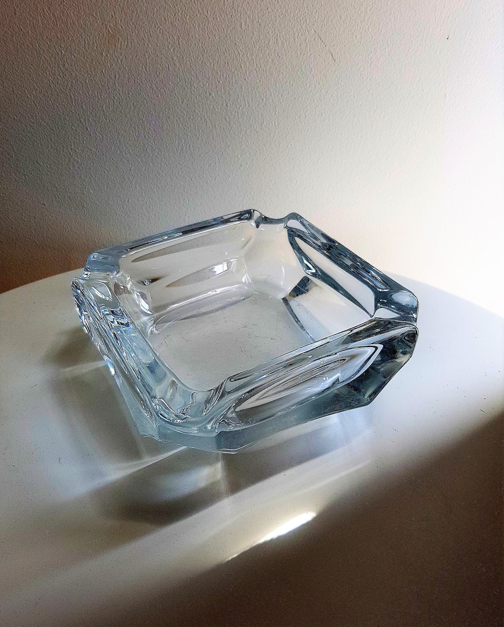 Cendrier en verre de forme carrée