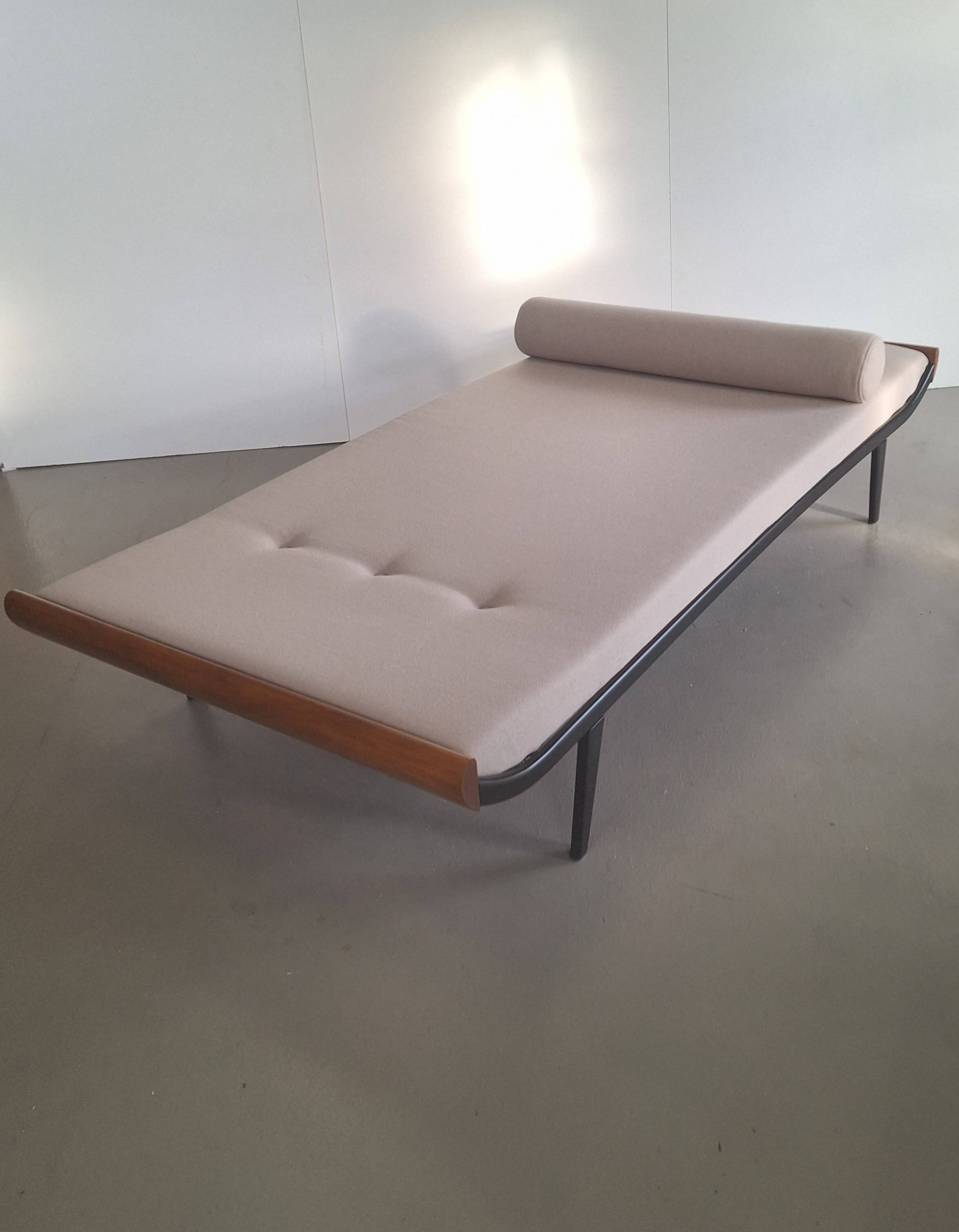 Reupholstered Mid Century Daybed Cleopatra, 1960s