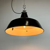Suspension industrielle en émail noir avec dessus en fonte, années 1950