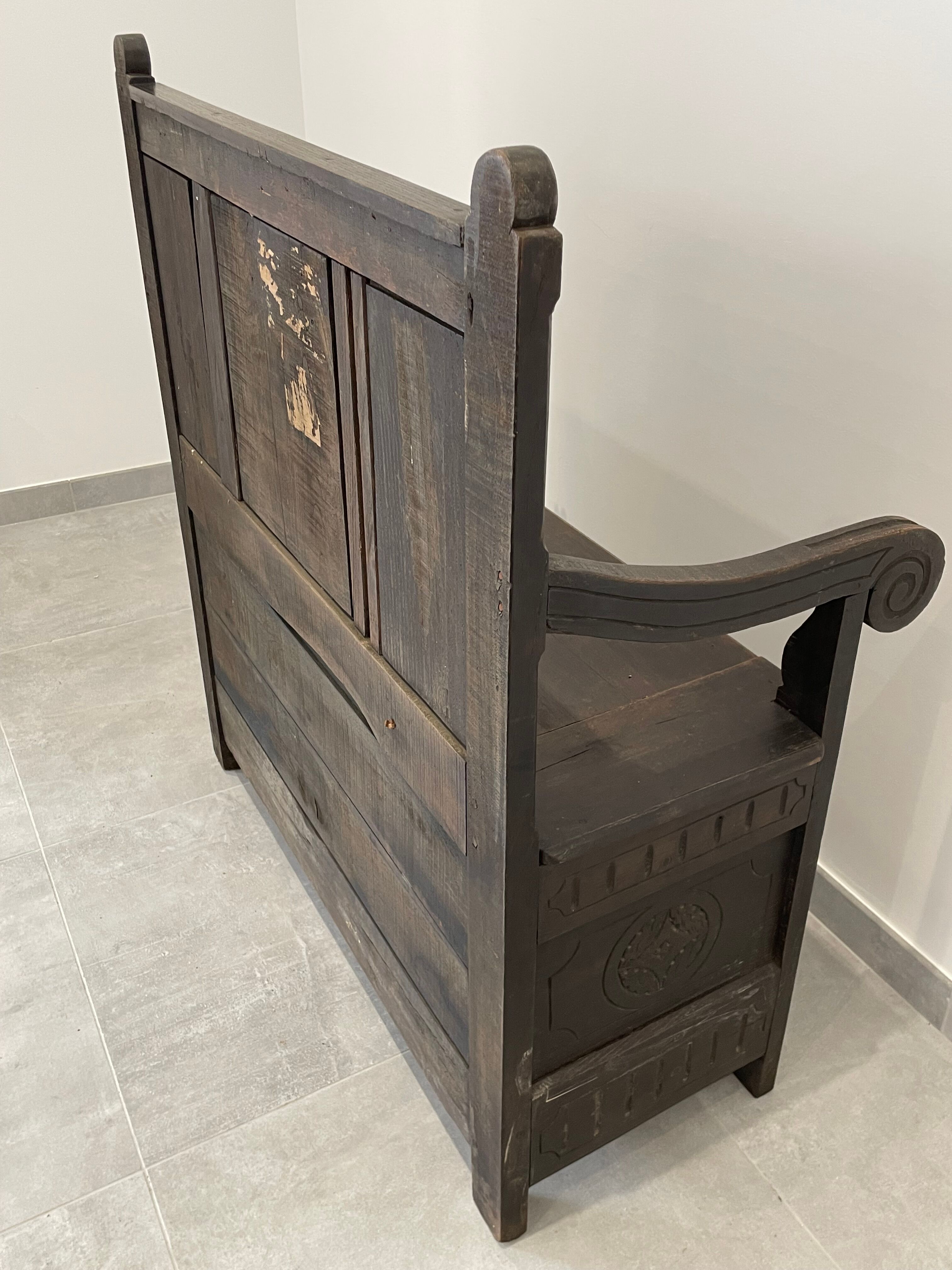 Chest bench in natural wood carved with Gothic motifs