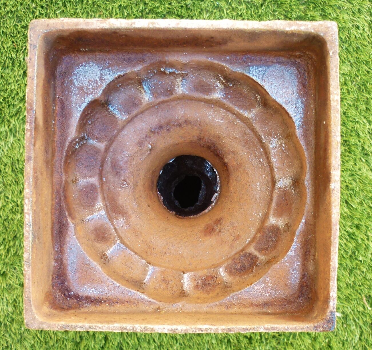 Pair of old Medici vase in cast iron, early XXth, H: 43.5cm
