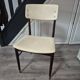 chaise vintage ossature bois pied compas avec metal sur le devant dosseret t assise cuir ecru