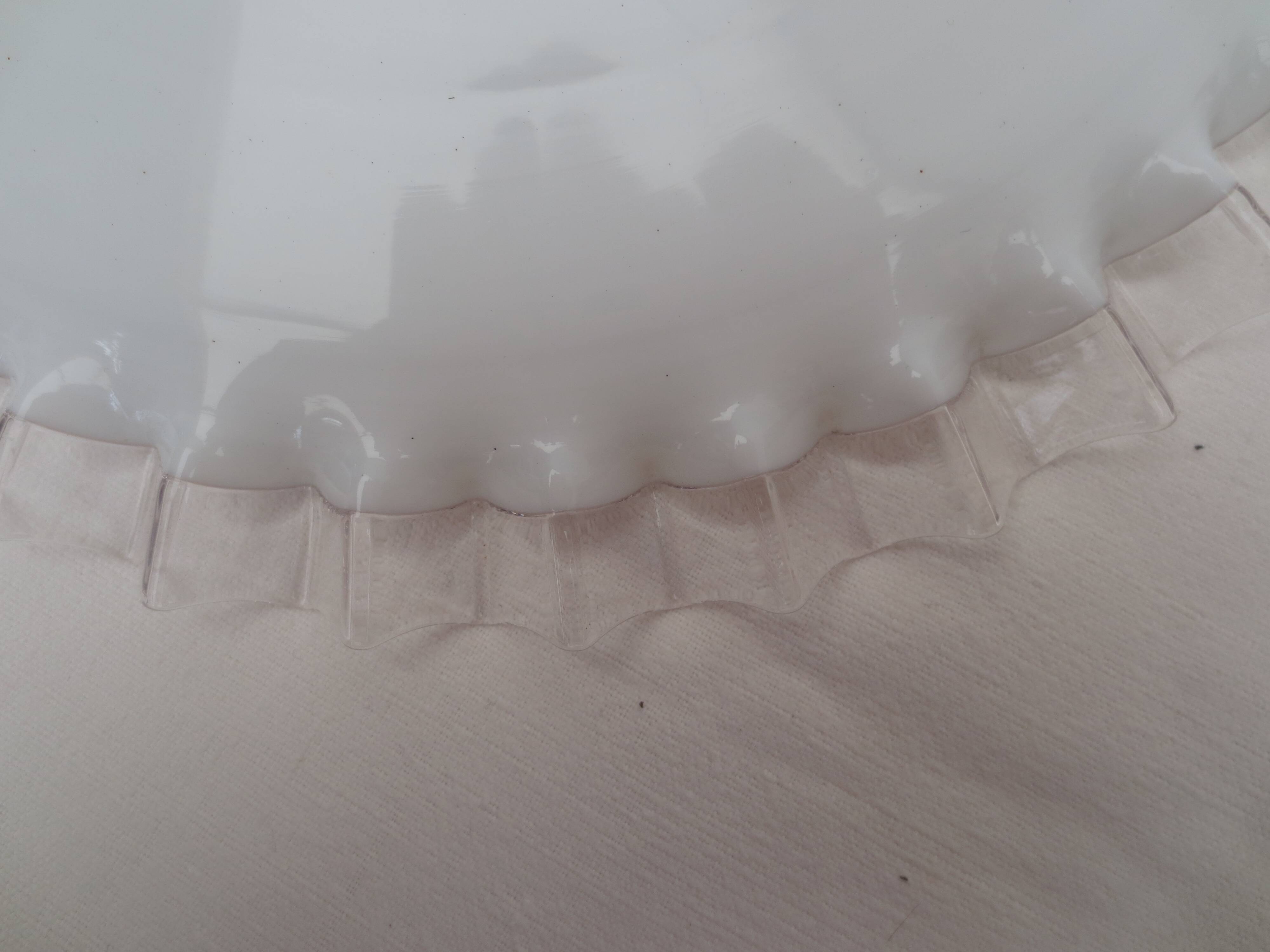 Old suspension, said rises and falls with serrated white opaline