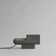 Lampe de table brutaliste en béton, œuvre contemporaine.