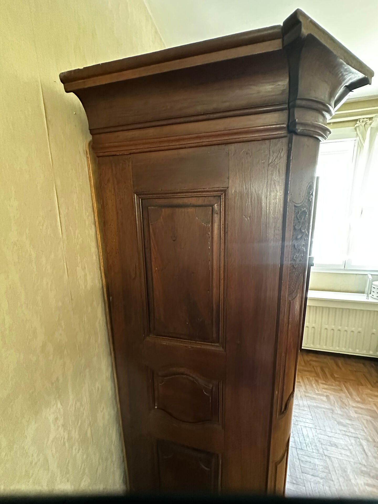 Large Alsatian Louis XV wardrobe in solid walnut – 18th century
