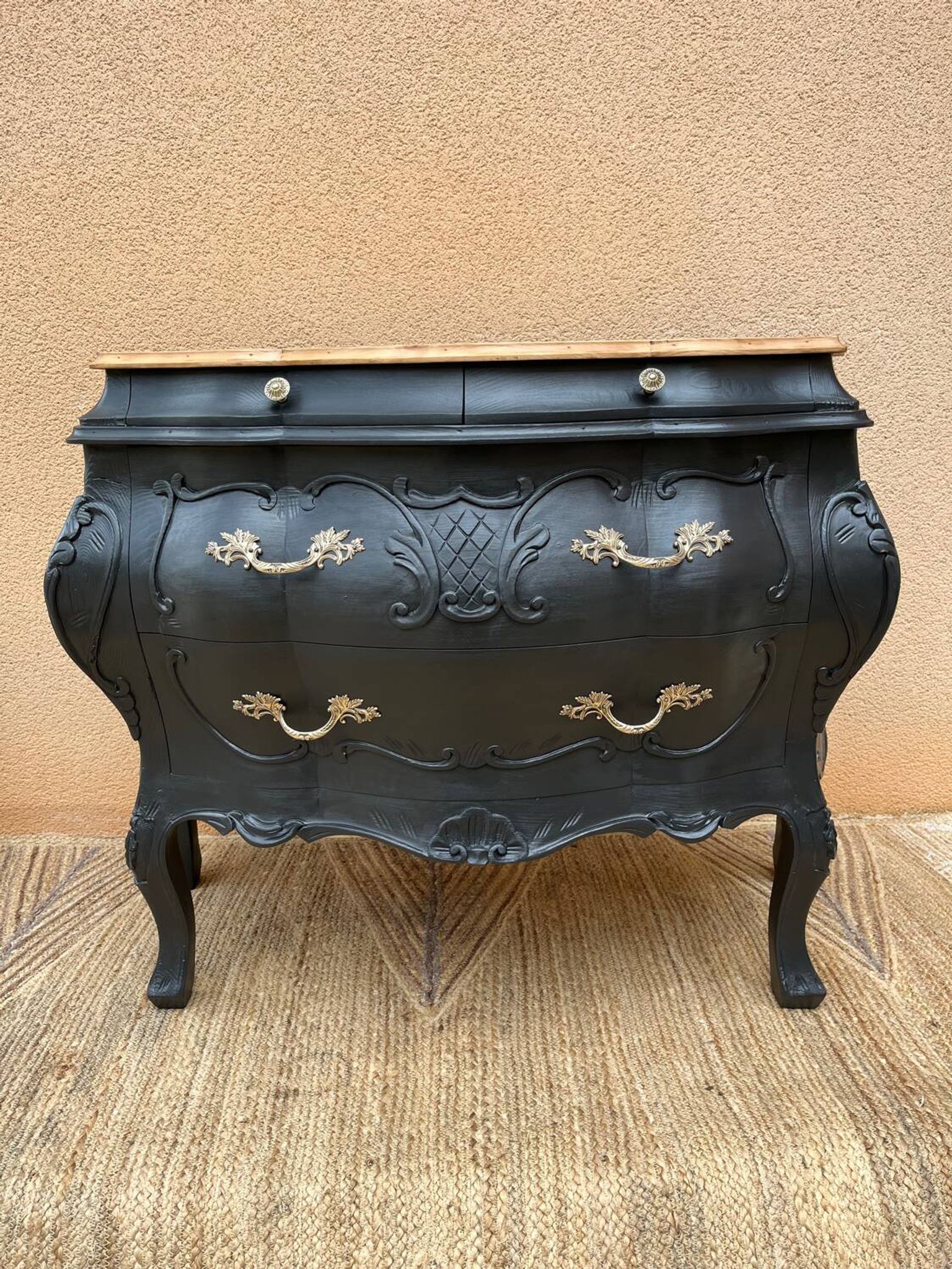 Commode galbée peinte en noir et bois