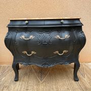 Commode galbée peinte en noir et bois