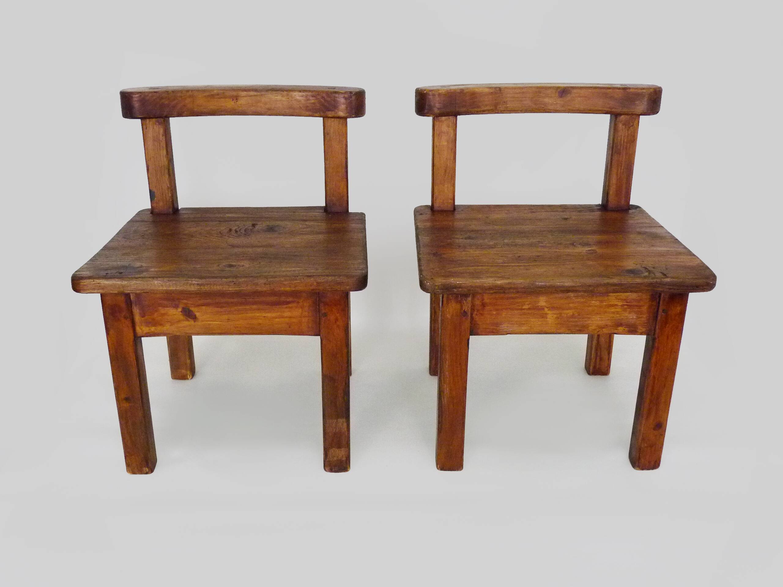 Paire de chaises basses brutaliste en bois massif. Années 60
