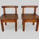 Paire de chaises basses brutaliste en bois massif. Années 60