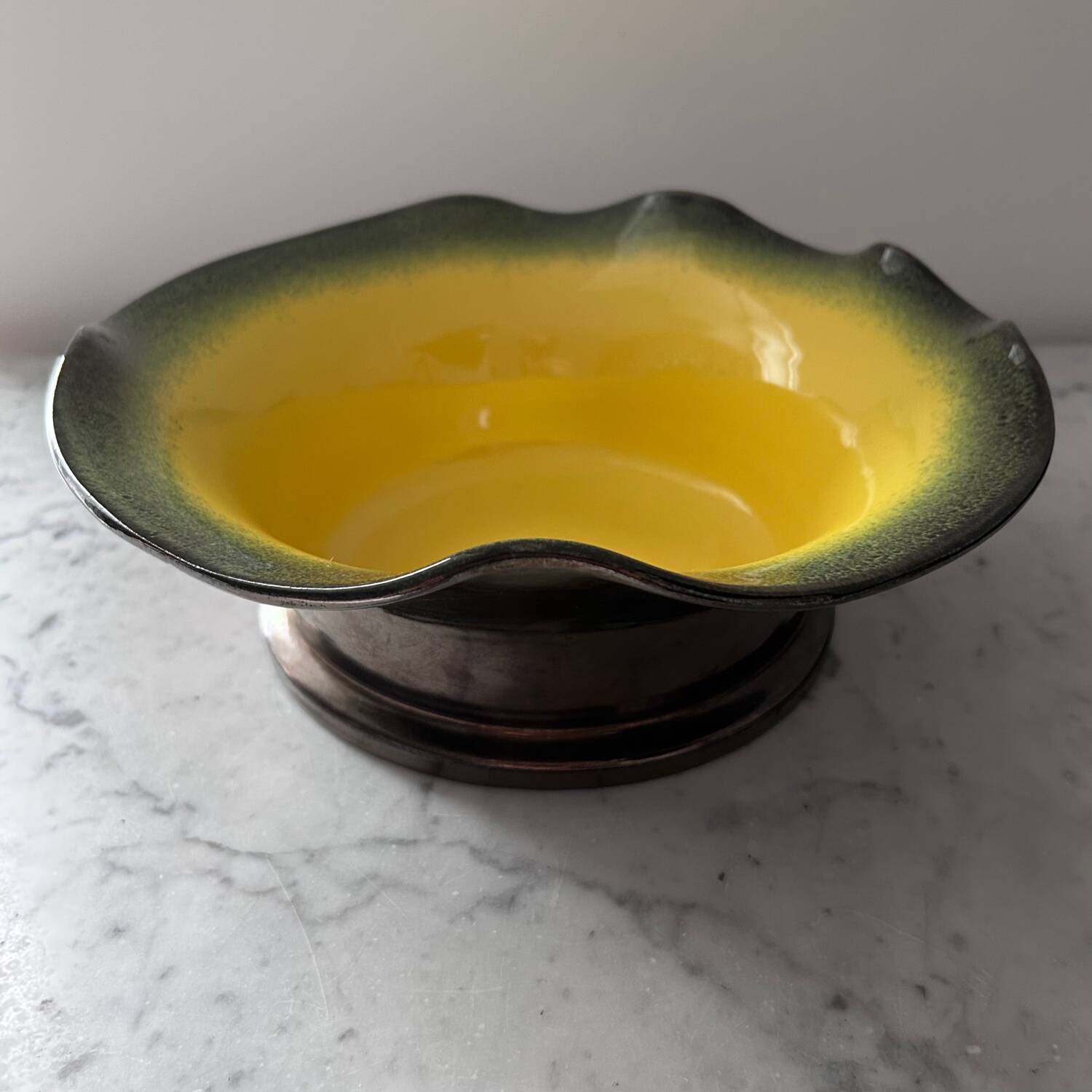 Coupe jaune et mordoré signée 