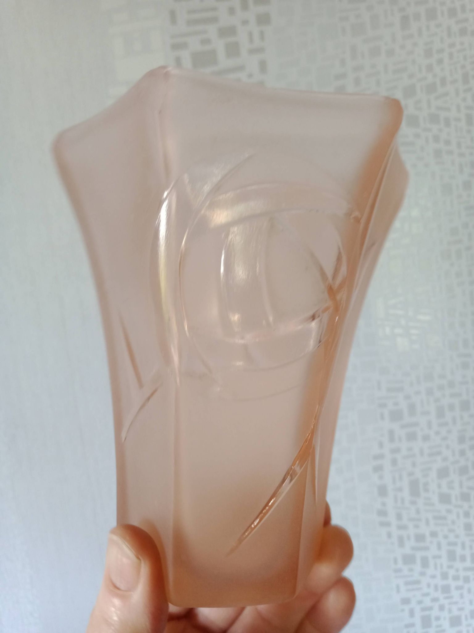 Tulipe en cloche - verre rose mat décor géométrique clair