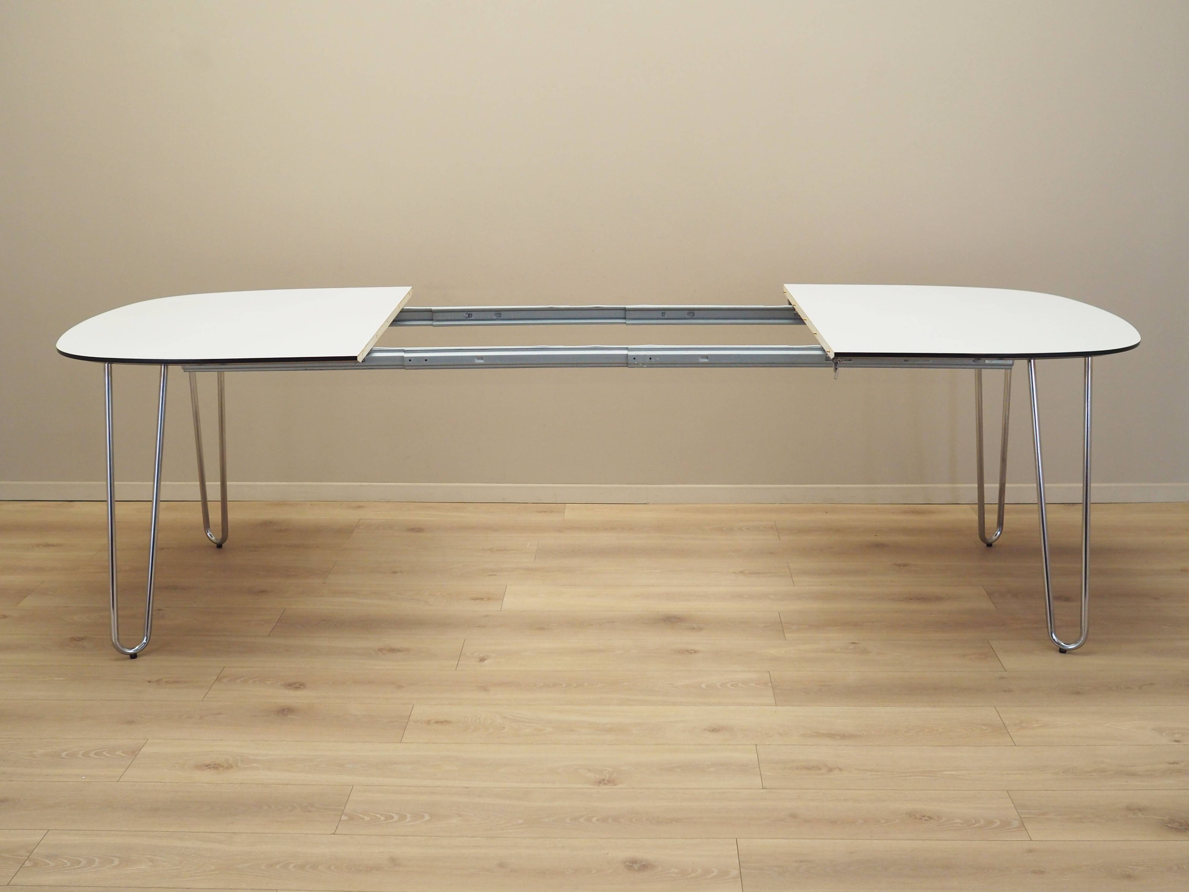 Table blanche, design italien, années 1990, production : Italie