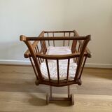 Ancien landeau en bois vintage pour enfant