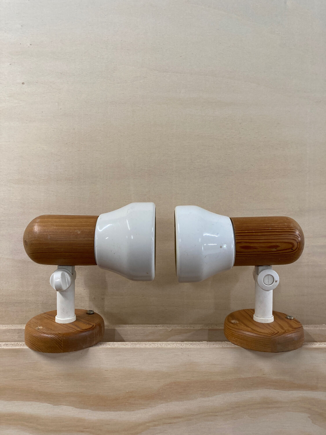 Pair of wall lights in pine and white metal 1980