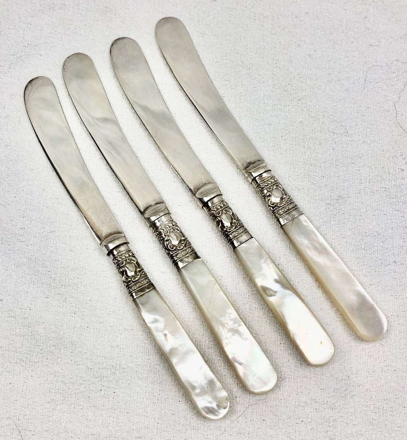 4 antique butter spreading knives in silver-plated metal and mother-of-pearl.