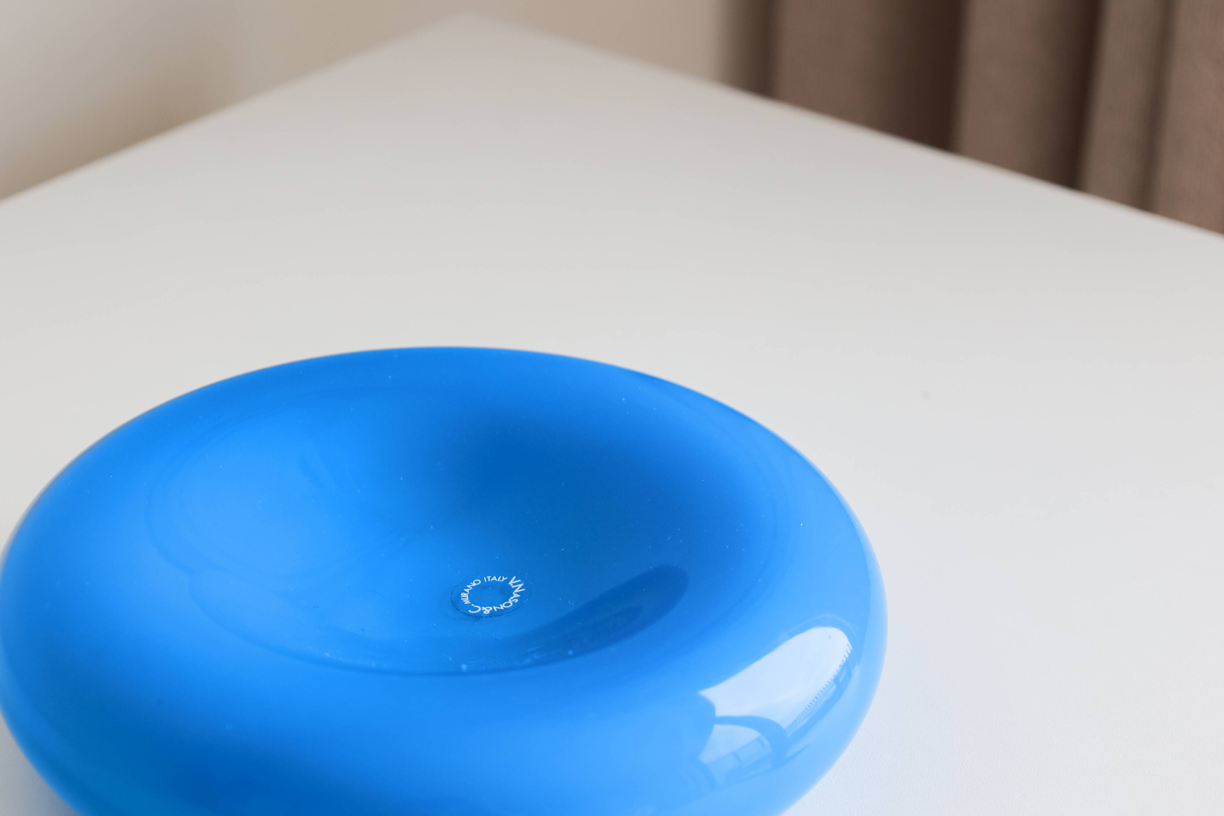Bol en porcelaine bleue de Murano, par Vincenzo Nason, années 1980, Italie.