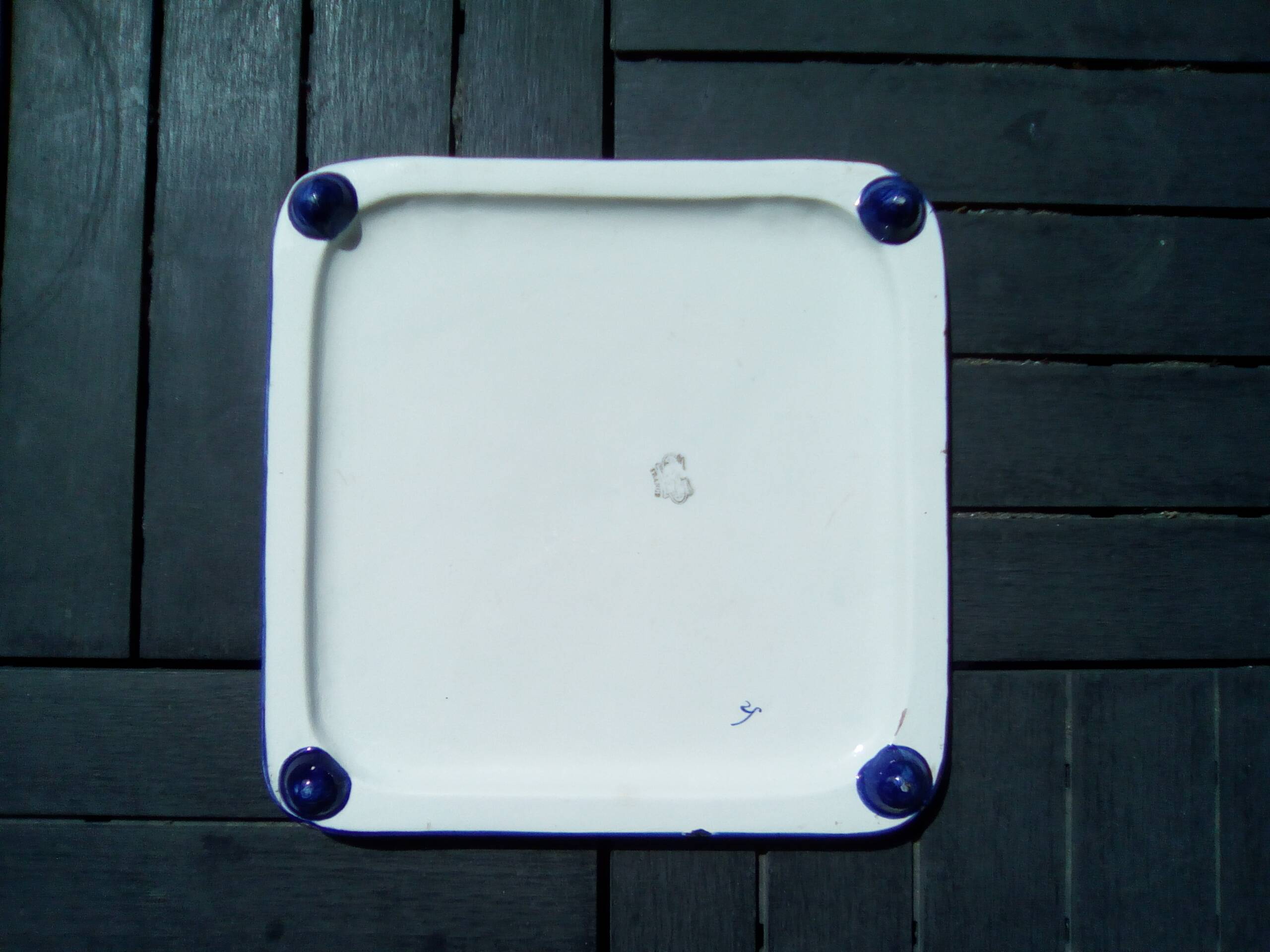 Square trivet with Renaissance decoration with poultry and sheaves of fruit.