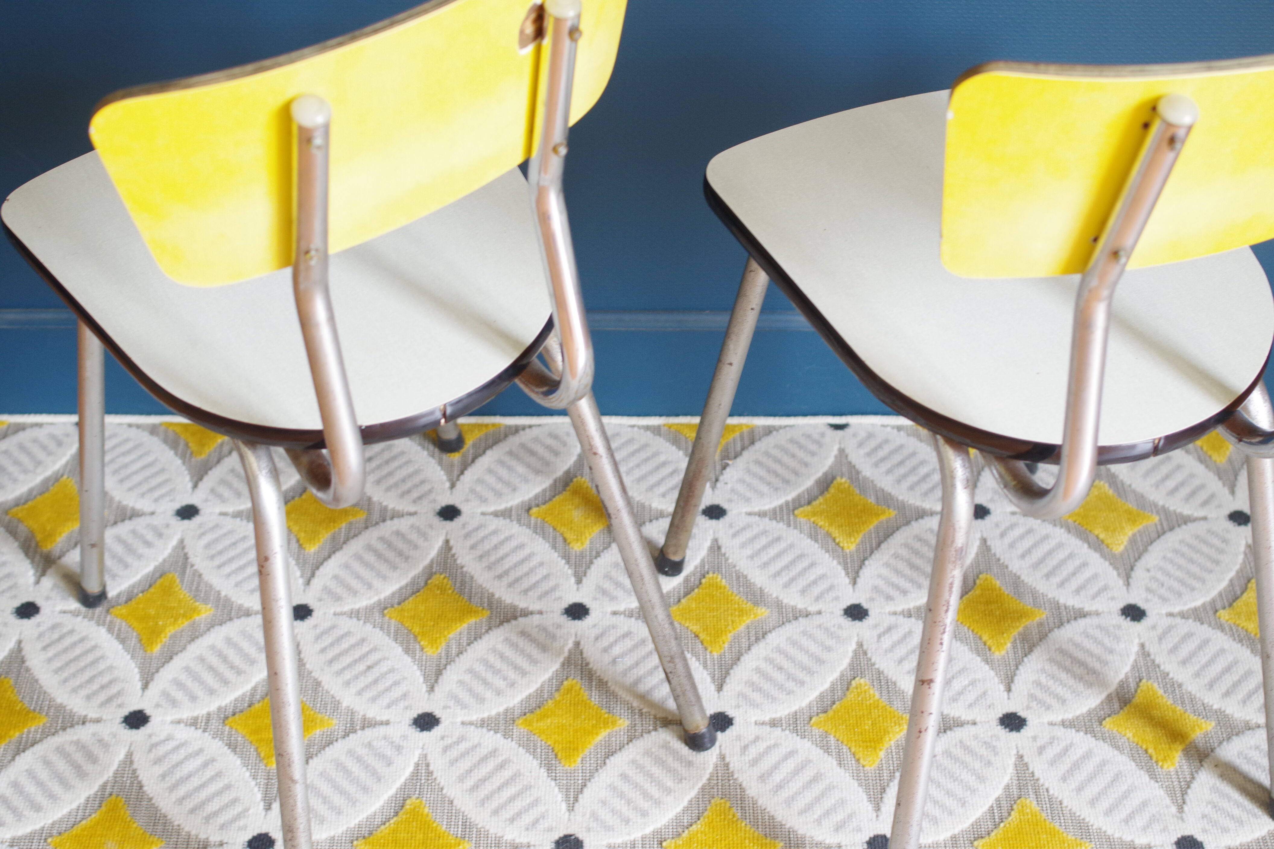 Série de 4 chaises en formica  bicolore jaune et blanc chiné
