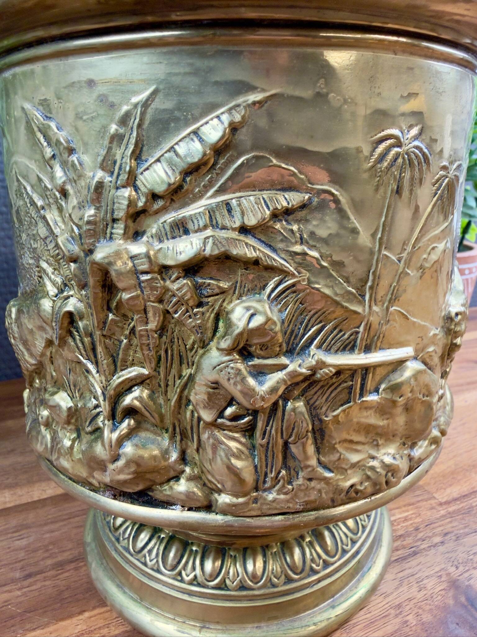 Cache-pot en laiton décor repoussé – XIXe-début XXe