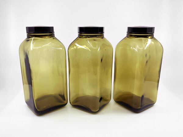 3 bouteilles de pharmacie en verre ambré moulé • bouchons bakélite • 1950