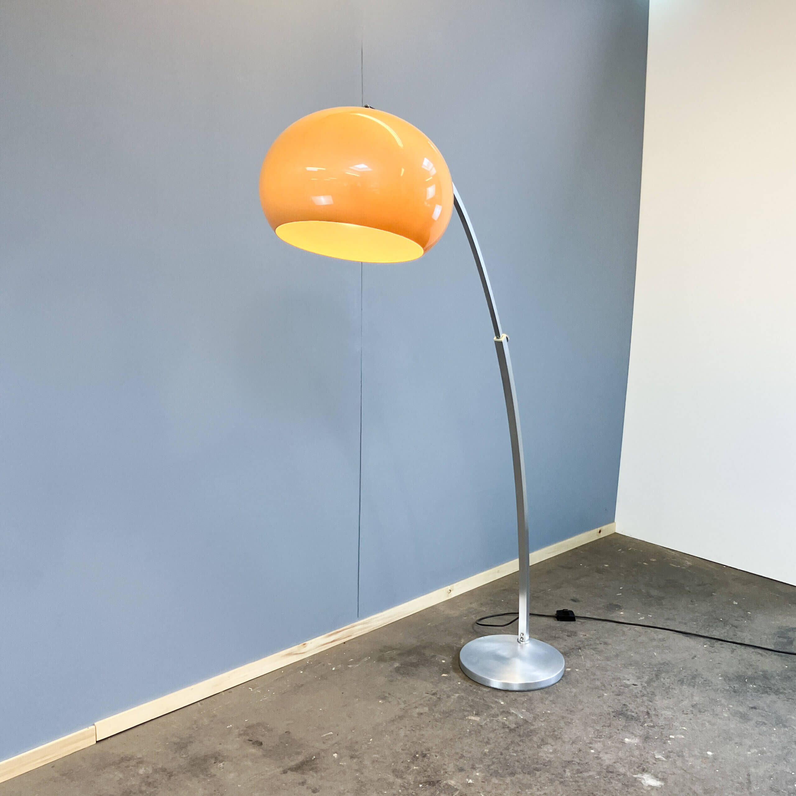 Lampe arquée par Sölken, aluminium brossé avec un abat-jour en verre acrylique, années 1970.