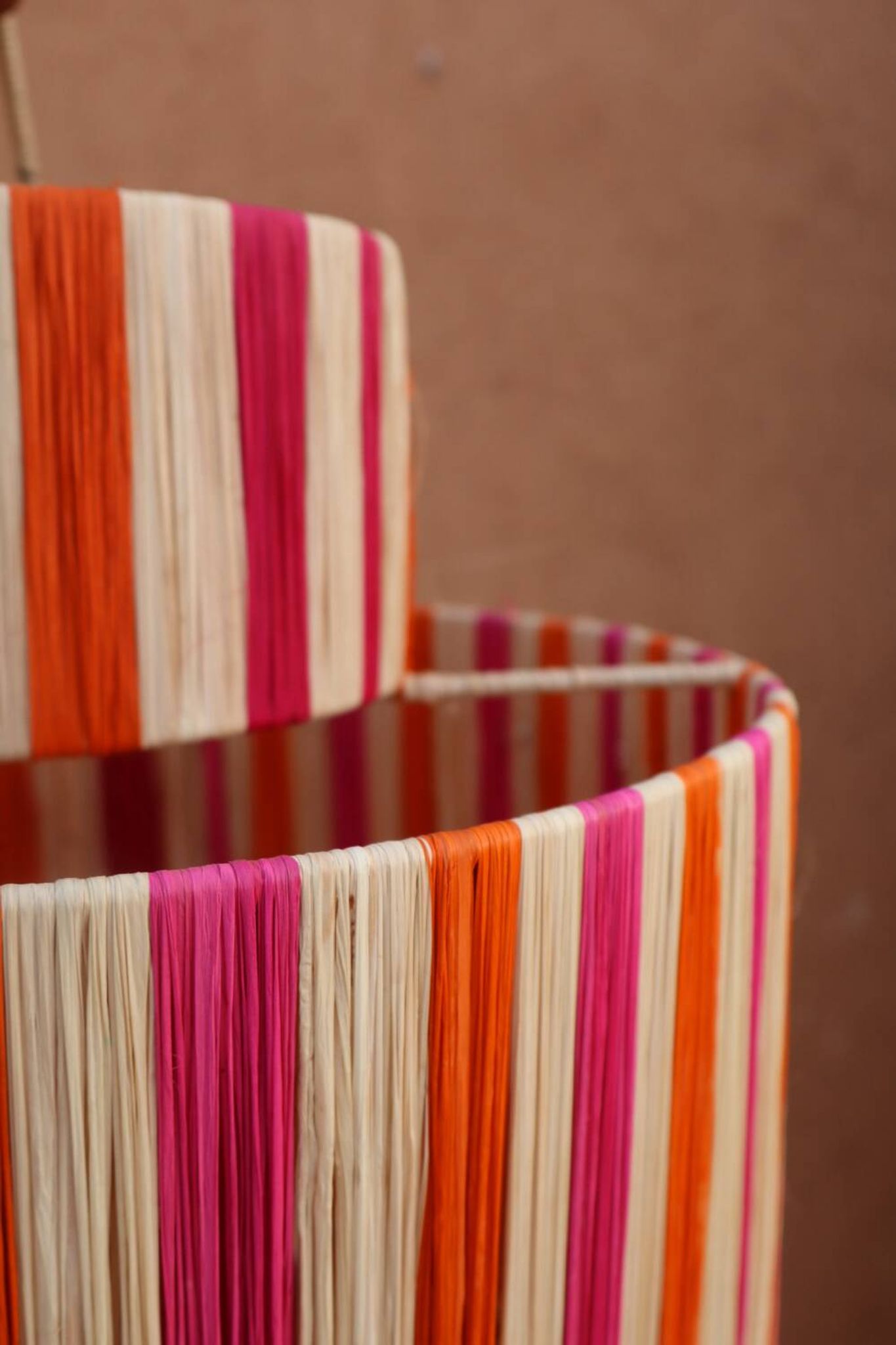 Suspension en raphia rayée rose orange naturel