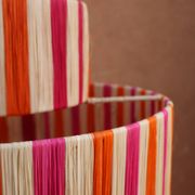 Suspension en raphia rayée rose orange naturel