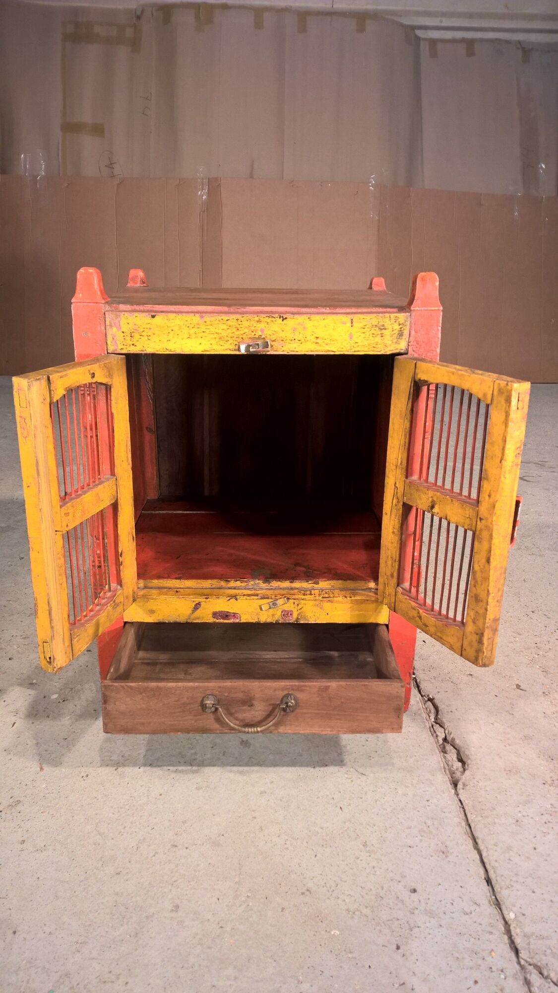 Ancient temple in Burmese teak with 2 doors openwork forged iron and its yellow and Red original patina