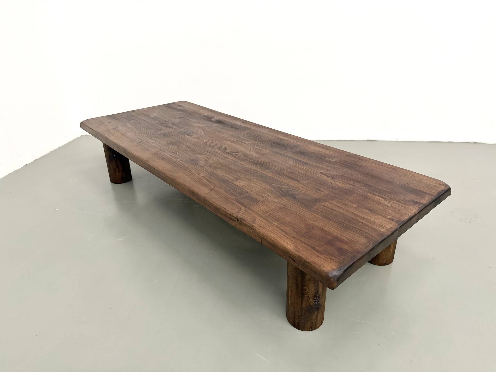 Modernist coffee table in solid elm, cylindrical pine base, 1970s.