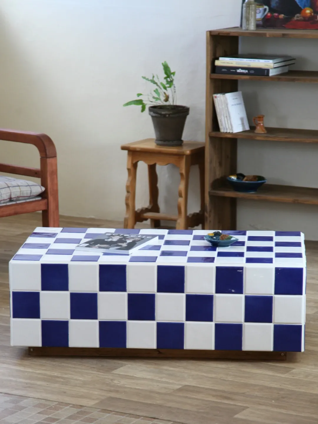 Table basse carrelée bleue et blanche damier