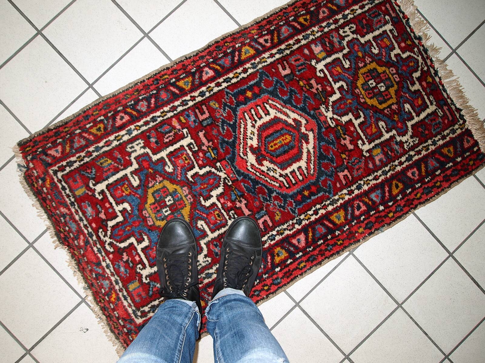 Tapis Antique Karajeh en Laine, Années 1920, Élégance et Tradition