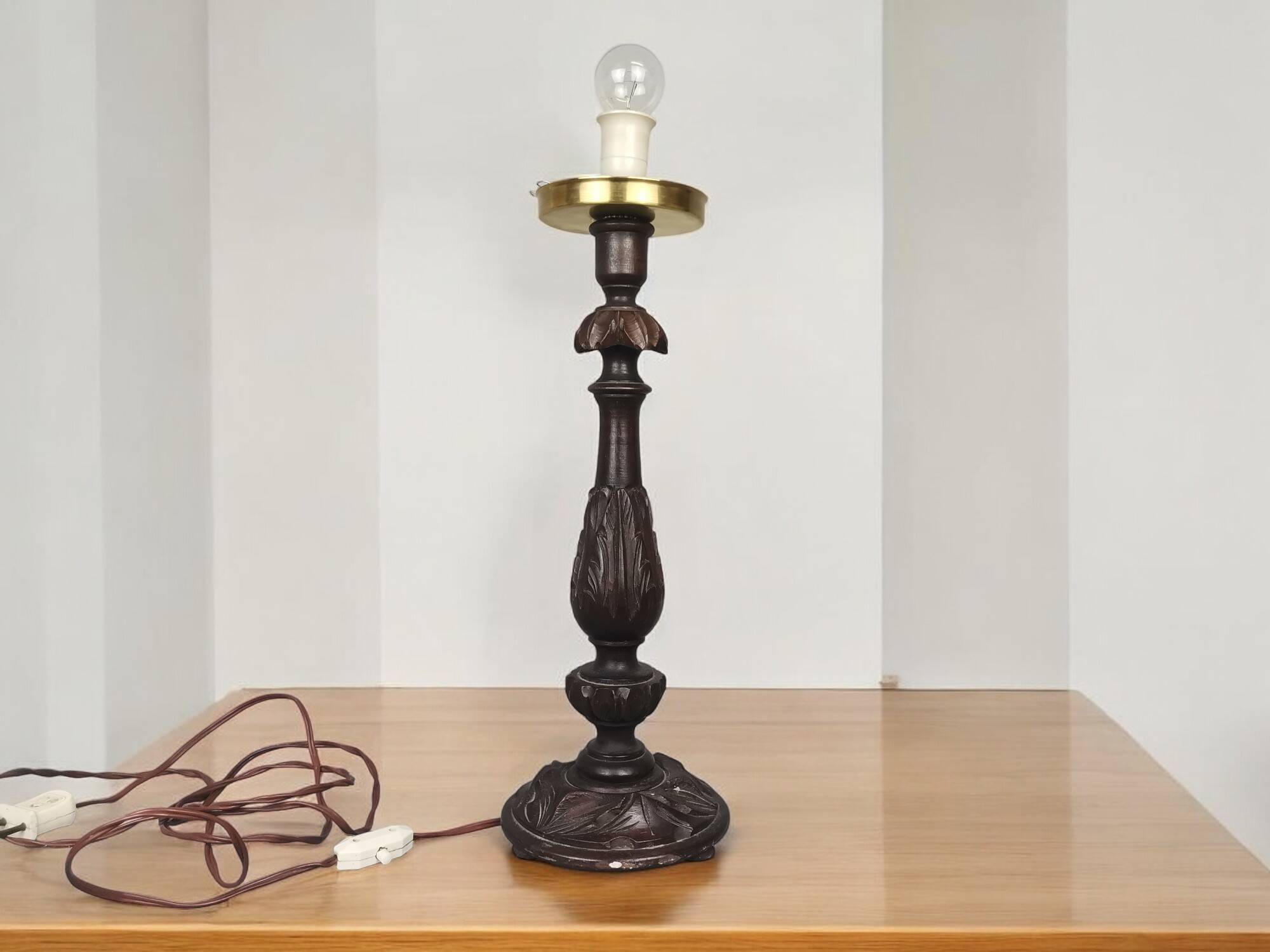 Grande lampe de table en bois avec abat-jour en verre