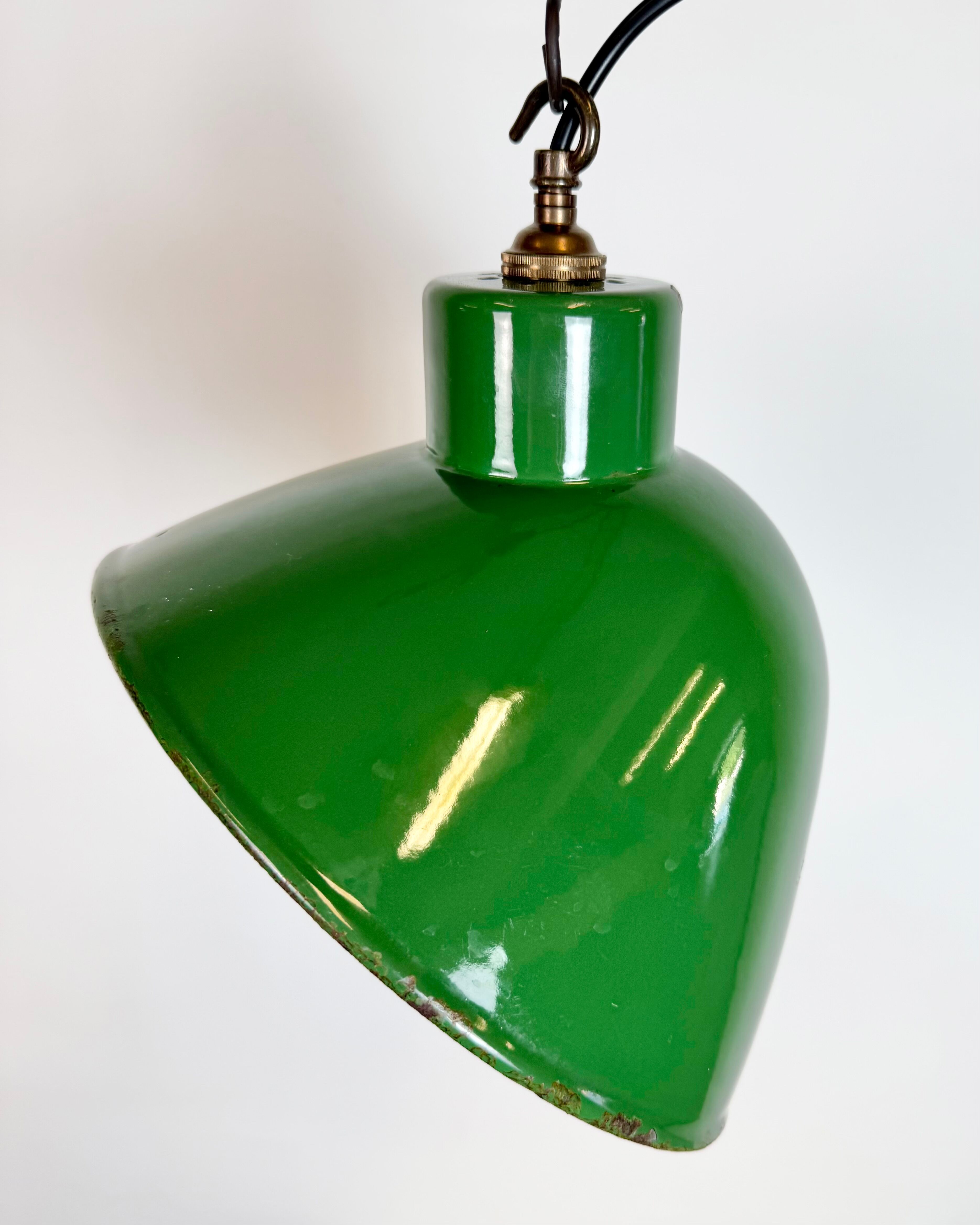 Suspension industrielle en émail vert, années 1960