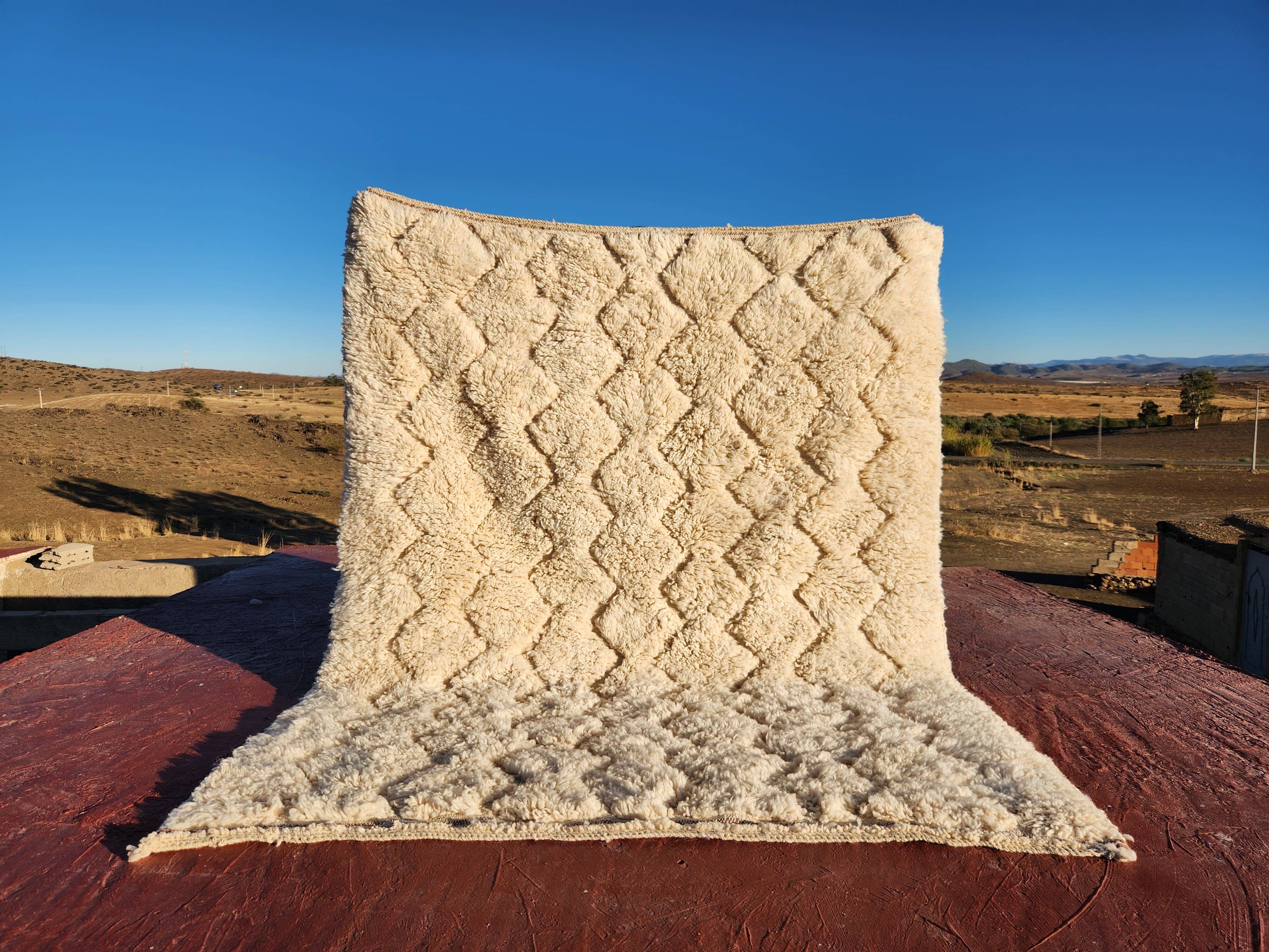 Beni Ouarain rug 160x240 cm – Cream wool with diamond patterns