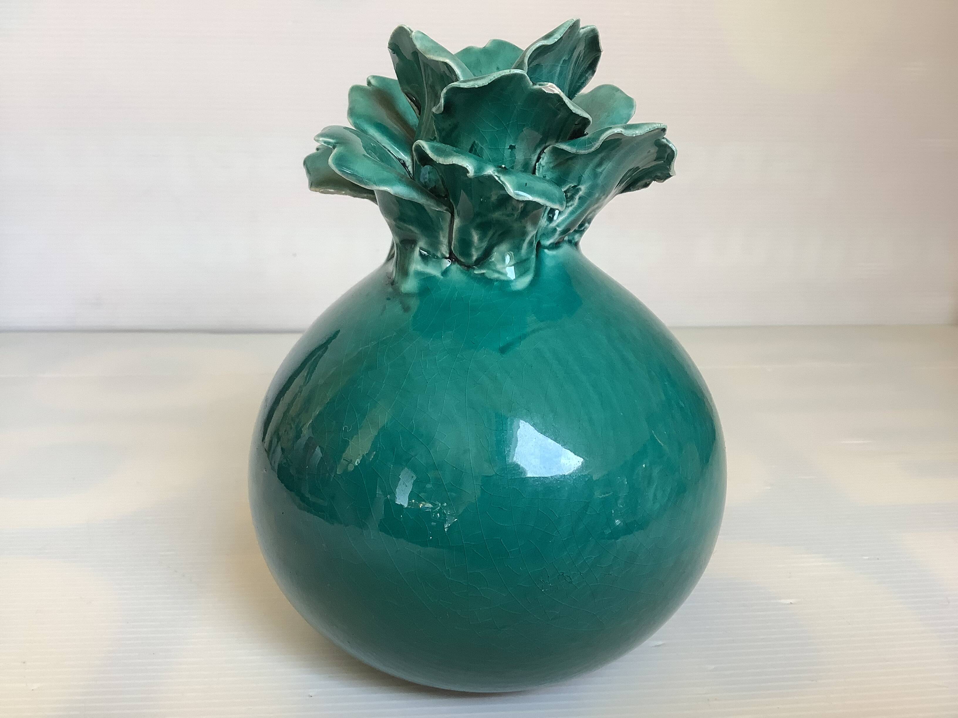 Vase boule style barbotine verte