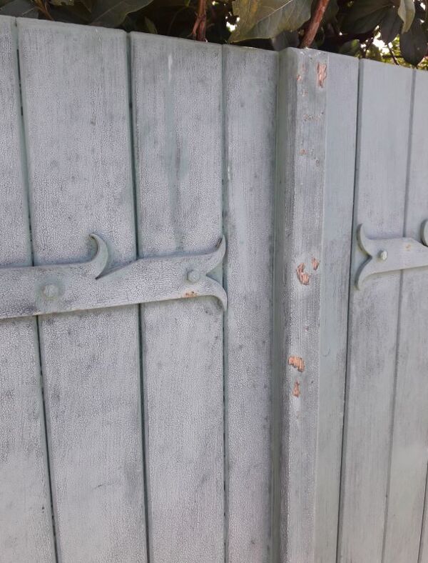 Paire de volets en bois pentures en fer