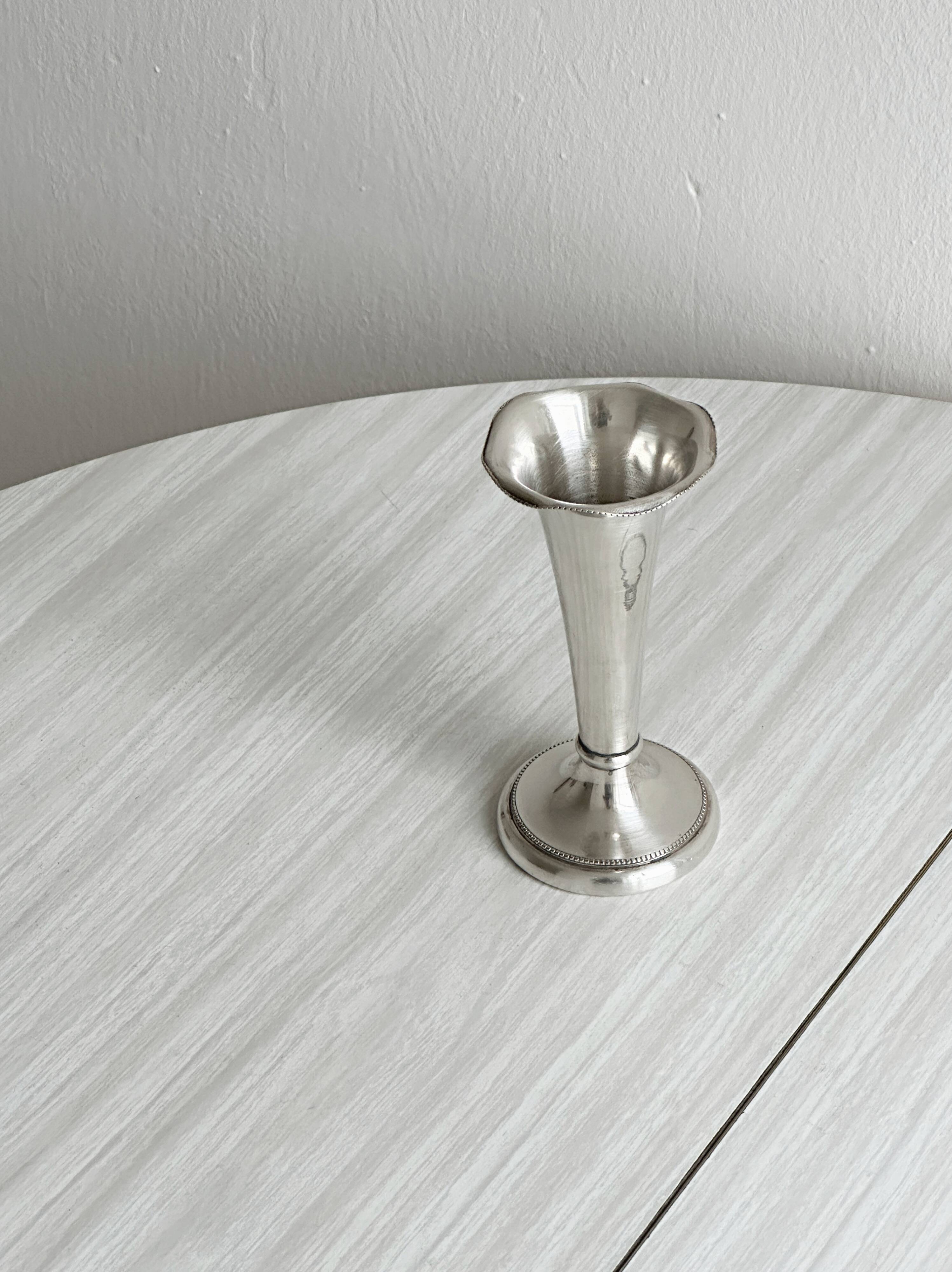 Elegant metal soliflore vase