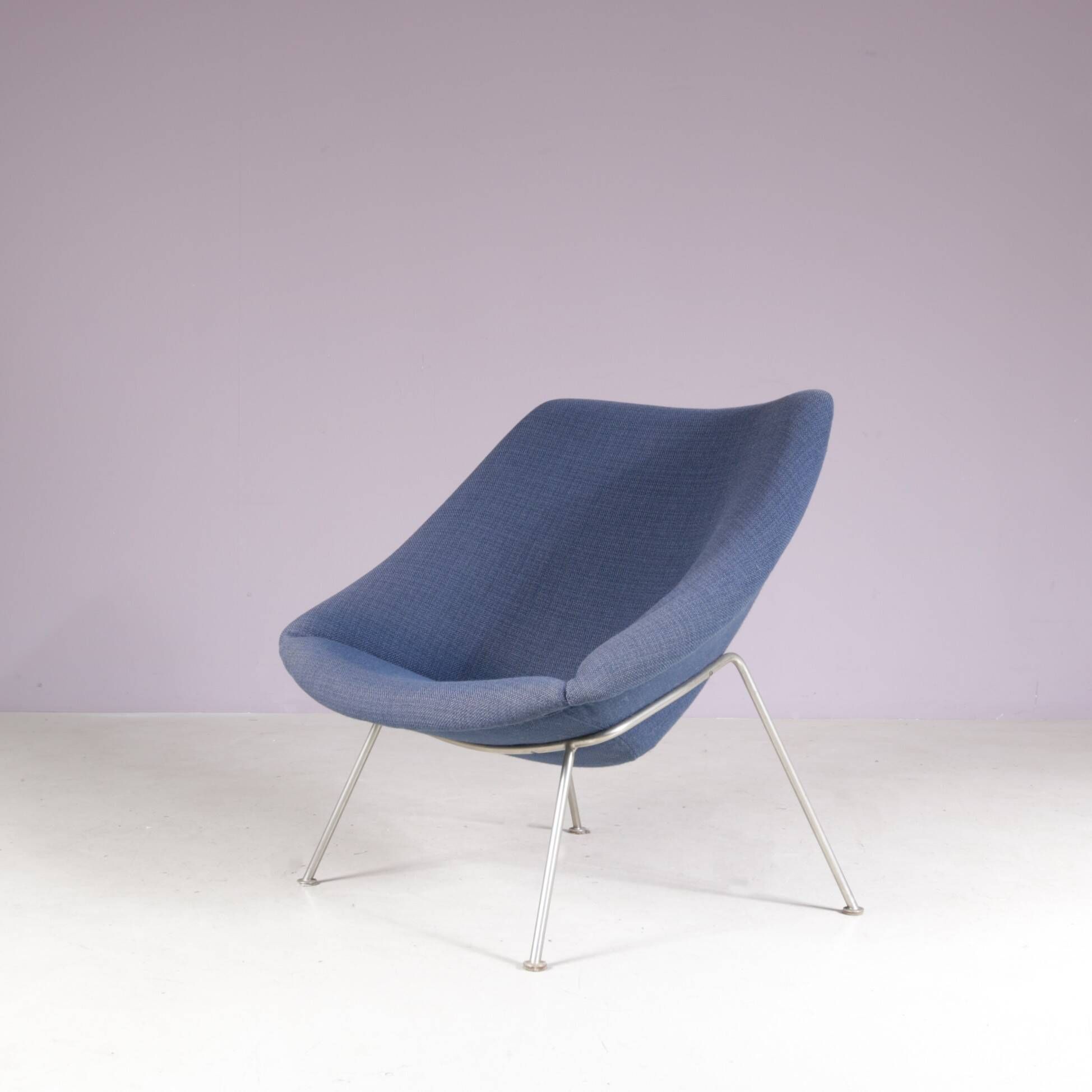 Fauteuil à huître pour femme des années 1950 sur base en chrome mat avec rembourrage bleu par