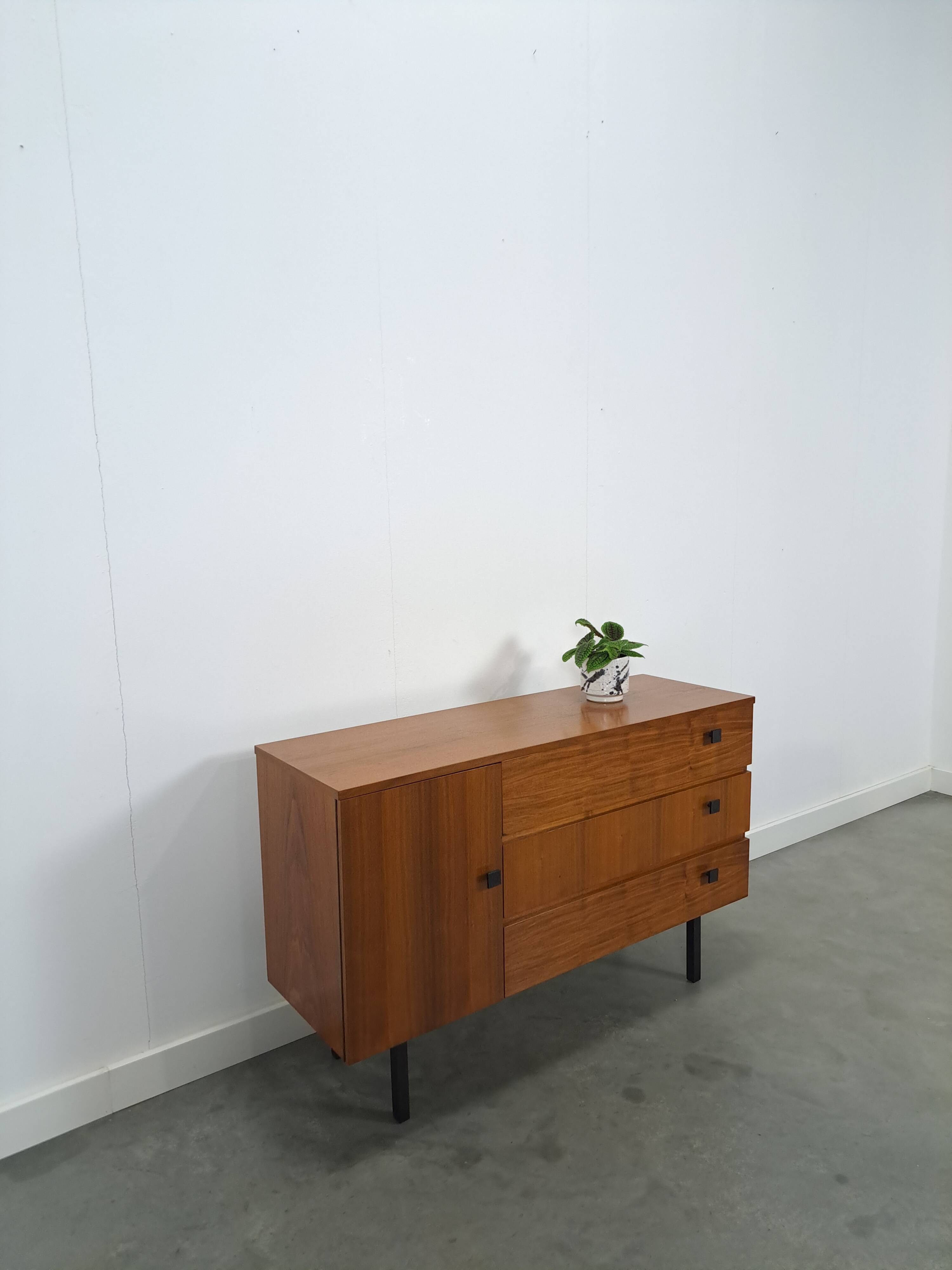 Armoire avec espace de rangement et poignées noires, buffet vintage