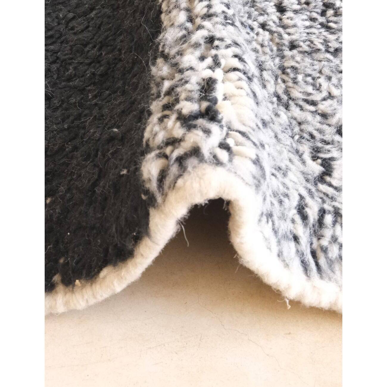 Traditional hand-woven Berber wool rug, size 150 x 250 cm