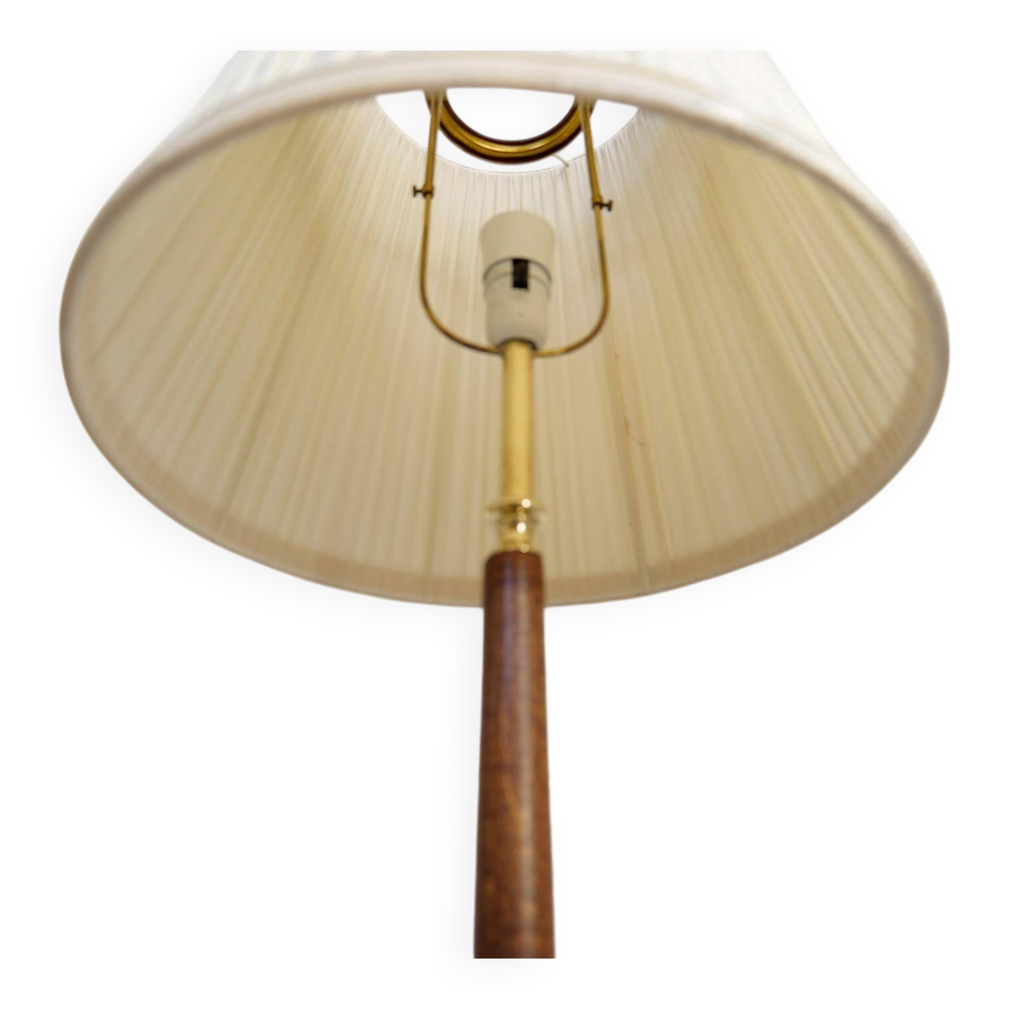 Mid-century floor lamp in brass and polished wood by Böhlmarks, Sweden, 1940s.