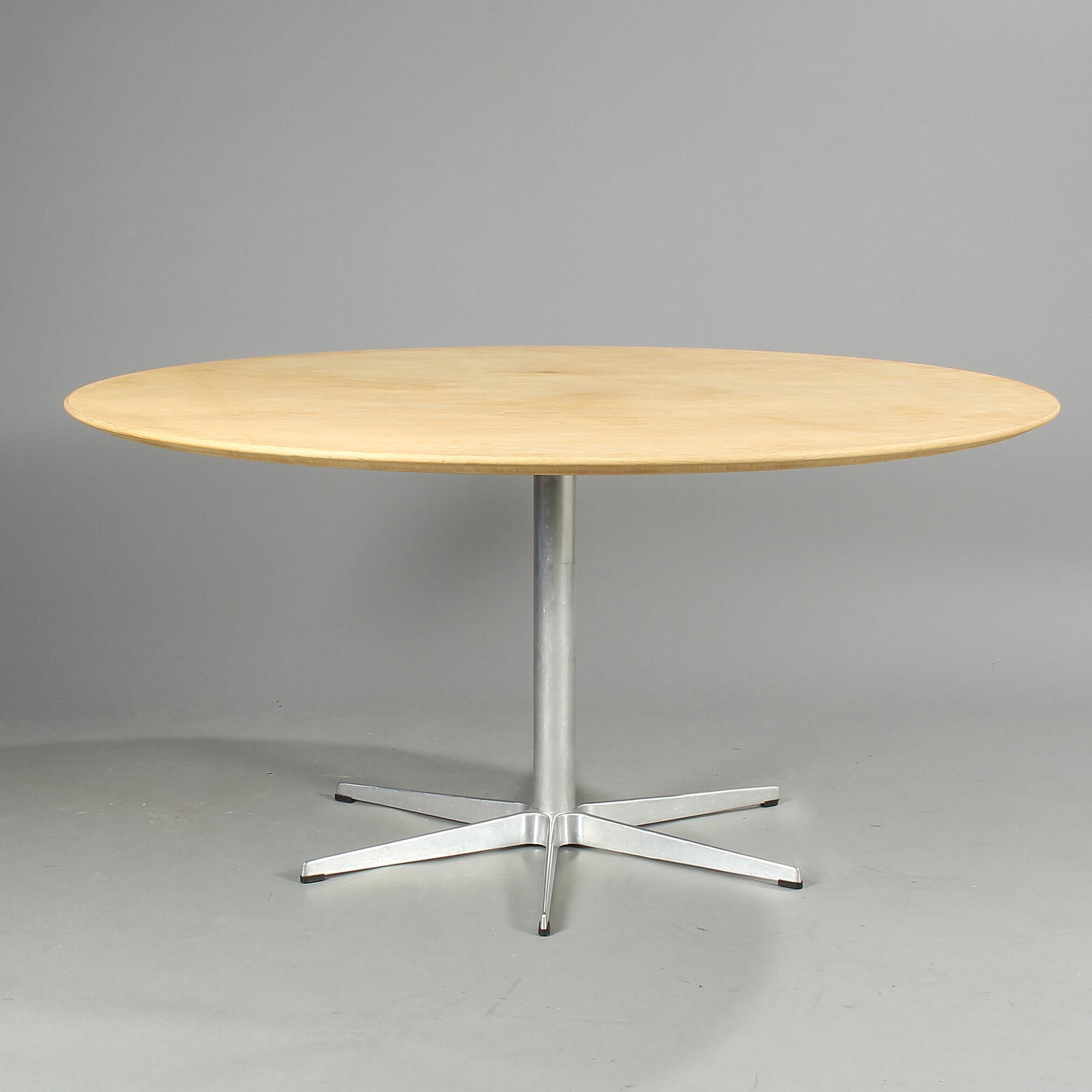 Arne Jacobsen dining table model A 826
