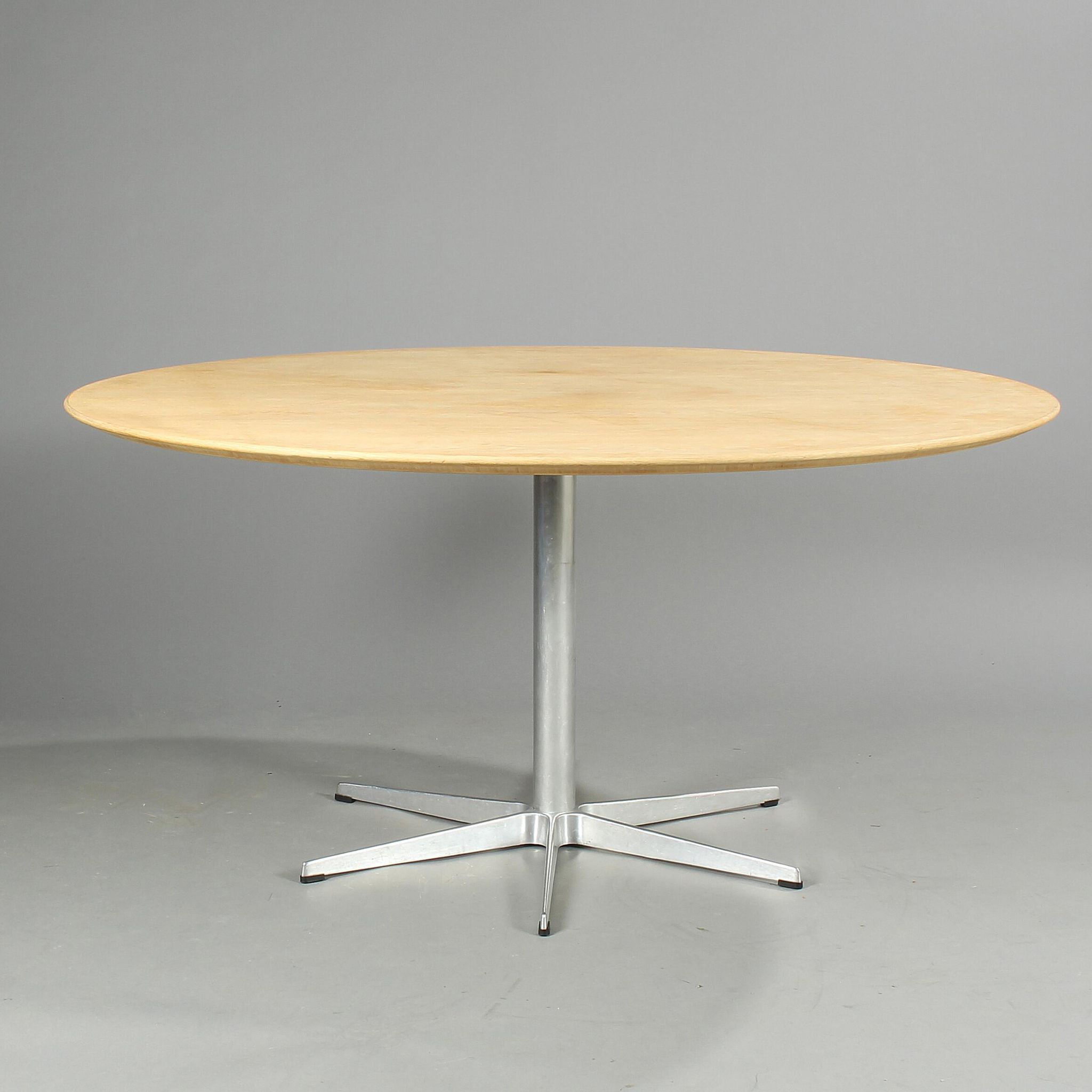 Arne Jacobsen dining table model A 826