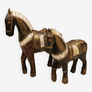 Paire de chevaux en bois sculpté, nacre et laiton, années 1960-70