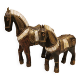 Paire de chevaux en bois sculpté, nacre et laiton, années 1960-70